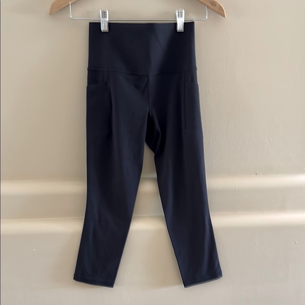 Athleta Salutation Stash Capri Leggings. Navy. XS. New.